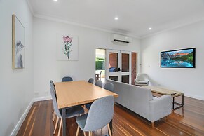 Dubbo 4BR Retreat with Kitchen & Patio