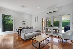 Dubbo 4BR Retreat with Kitchen & Patio