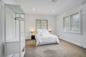 Dubbo 4BR Retreat with Kitchen & Patio