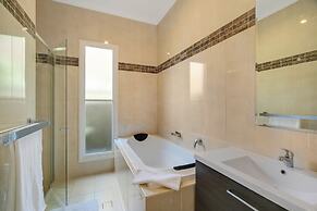 Dubbo 4BR Retreat with Kitchen & Patio