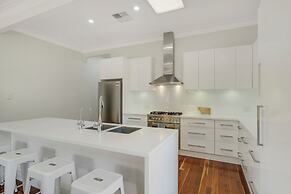 Dubbo 4BR Retreat with Kitchen & Patio