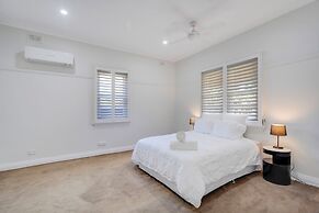 Dubbo 4BR Retreat with Kitchen & Patio