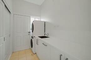 Dubbo 4BR Retreat with Kitchen & Patio