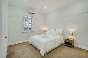 Dubbo 4BR Retreat with Kitchen & Patio