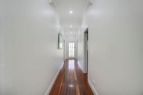 Dubbo 4BR Retreat with Kitchen & Patio