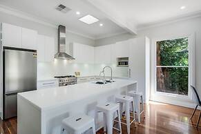 Dubbo 4BR Retreat with Kitchen & Patio