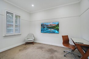 Dubbo 4BR Retreat with Kitchen & Patio