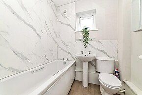 2 Bed Flat - Sleeps 3 - Pets - Parking - Wifi