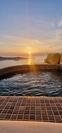Esmi Suites Santorini