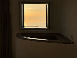Esmi Suites Santorini