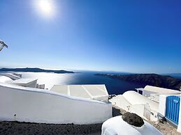 Esmi Suites Santorini