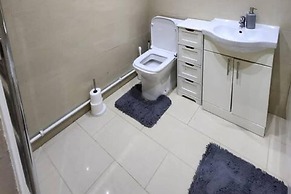 Comfy 3-bed House - Sleeps 6 & Free Parking