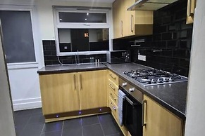 Comfy 3-bed House - Sleeps 6 & Free Parking