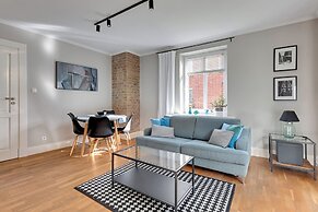 Entry z ogrodem by Grand Apartments