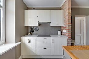 Entry z ogrodem by Grand Apartments