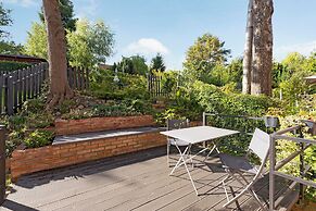 Entry z ogrodem by Grand Apartments