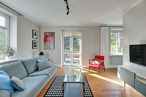 Entry z ogrodem by Grand Apartments
