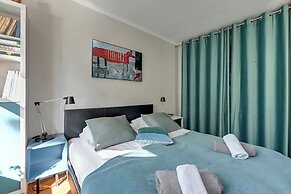 Entry z ogrodem by Grand Apartments