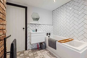 3 Floors Loft 2mins to Train Patio Parking