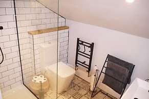 3 Floors Loft 2mins to Train Patio Parking