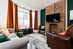 3 Floors Loft 2mins to Train Patio Parking