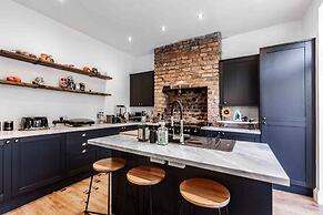3 Floors Loft 2mins to Train Patio Parking