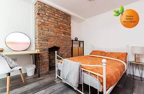 3 Floors Loft 2mins to Train Patio Parking