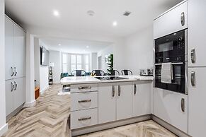 Riverside Flat Near Park Free Parking