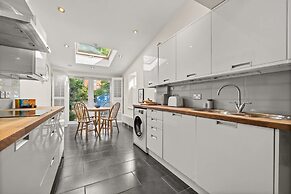 Reading Station - Modern Home w Garden Sleeps 6