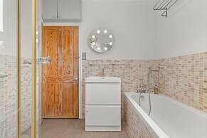 Reading Station - Modern Home w Garden Sleeps 6