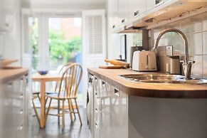 Reading Station - Modern Home w Garden Sleeps 6