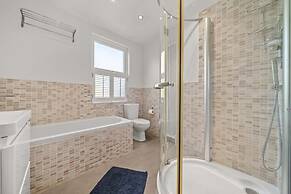 Reading Station - Modern Home w Garden Sleeps 6