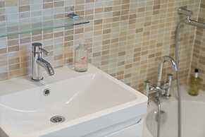 Reading Station - Modern Home w Garden Sleeps 6