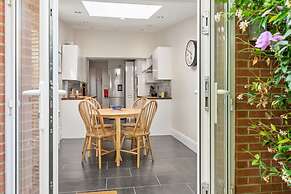 Reading Station - Modern Home w Garden Sleeps 6