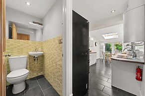 Reading Station - Modern Home w Garden Sleeps 6