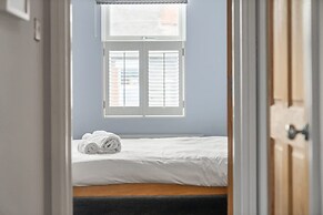Reading Station - Modern Home w Garden Sleeps 6