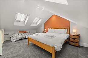 Reading Station - Modern Home w Garden Sleeps 6