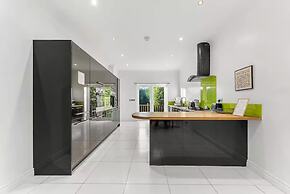 Perfect Booking 4 Bed Home in Cheltenham