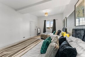 Perfect Booking 4 Bed Home in Cheltenham