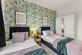 Perfect Booking 4 Bed Home in Cheltenham