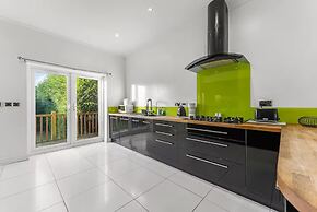 Perfect Booking 4 Bed Home in Cheltenham