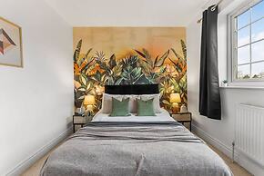 Perfect Booking 4 Bed Home in Cheltenham