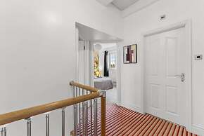 Perfect Booking 4 Bed Home in Cheltenham
