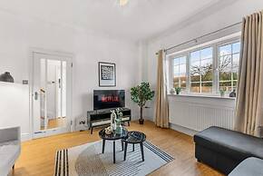 Perfect Booking 4 Bed Home in Cheltenham