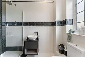 Perfect Booking 4 Bed Home in Cheltenham