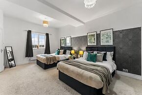 Perfect Booking 4 Bed Home in Cheltenham