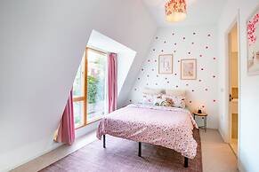 Perfect Booking Large Home With Driveway Parking
