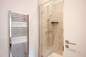 Perfect Booking Large Home With Driveway Parking