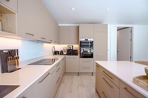 Perfect Booking Large Home With Driveway Parking