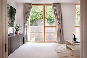 Perfect Booking Large Home With Driveway Parking